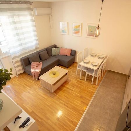White Fields-Central 2-Bdrm Apartment With Parking Újvidék Kültér fotó