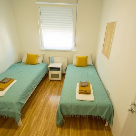 White Fields-Central 2-Bdrm Apartment With Parking Újvidék Kültér fotó