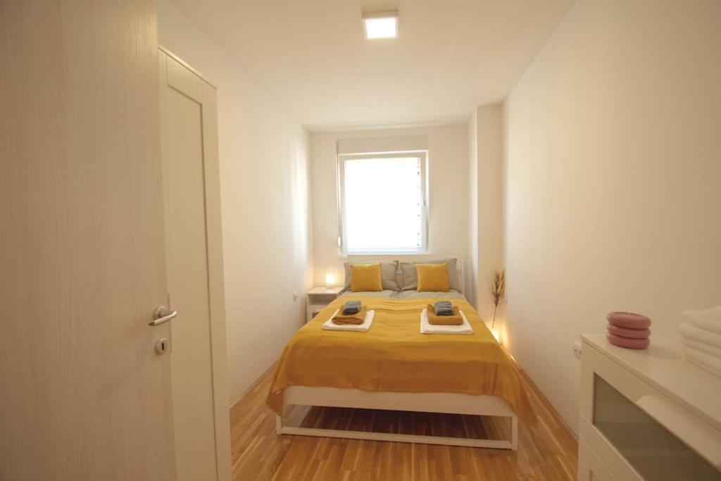 White Fields-Central 2-Bdrm Apartment With Parking Újvidék Kültér fotó