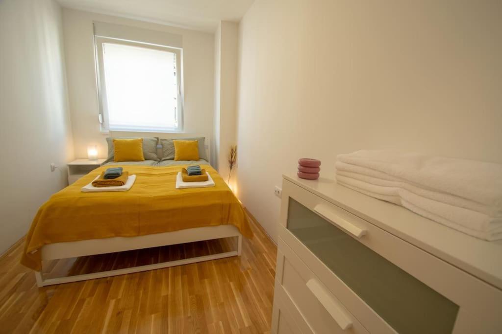 White Fields-Central 2-Bdrm Apartment With Parking Újvidék Kültér fotó