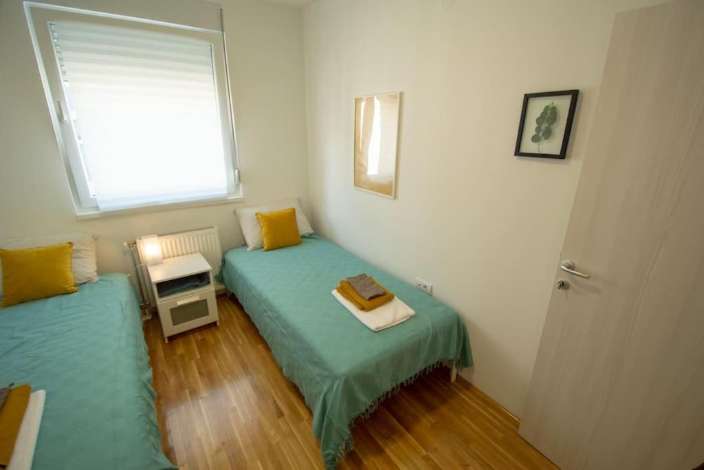 White Fields-Central 2-Bdrm Apartment With Parking Újvidék Kültér fotó