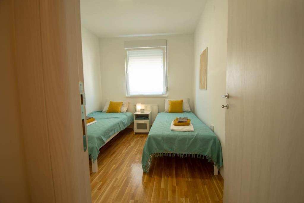 White Fields-Central 2-Bdrm Apartment With Parking Újvidék Kültér fotó