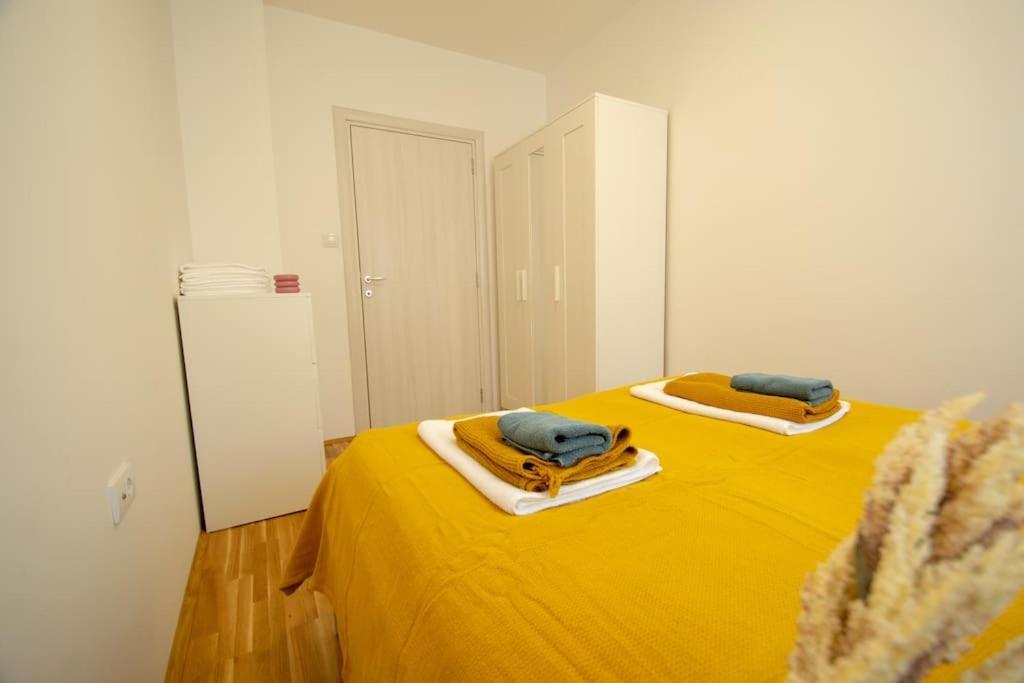 White Fields-Central 2-Bdrm Apartment With Parking Újvidék Kültér fotó