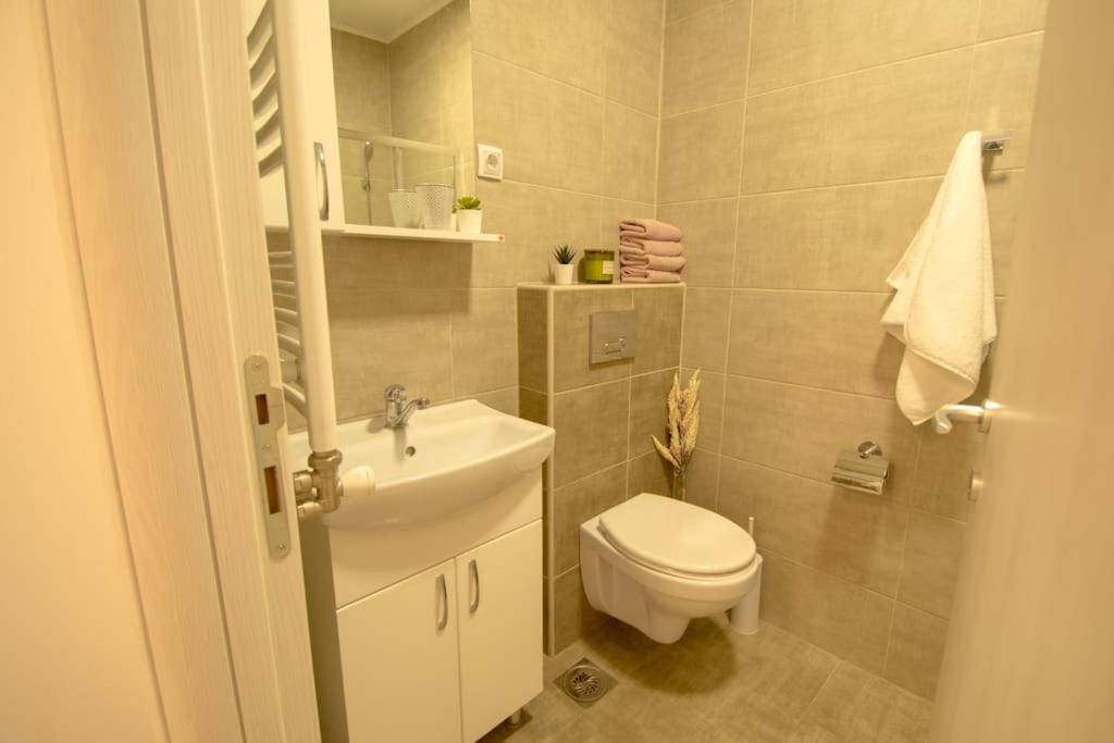 White Fields-Central 2-Bdrm Apartment With Parking Újvidék Kültér fotó
