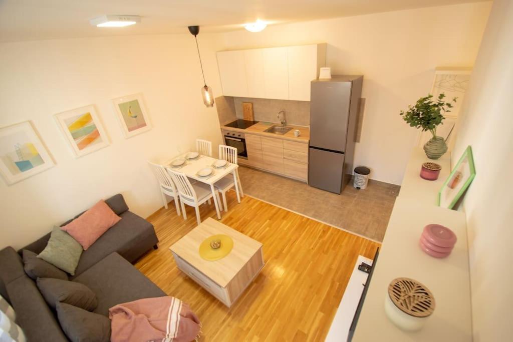 White Fields-Central 2-Bdrm Apartment With Parking Újvidék Kültér fotó