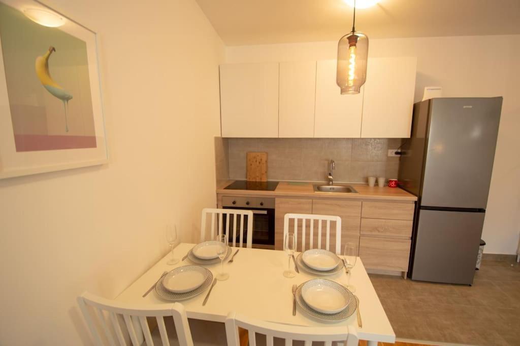 White Fields-Central 2-Bdrm Apartment With Parking Újvidék Kültér fotó