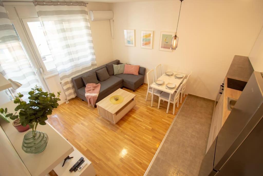 White Fields-Central 2-Bdrm Apartment With Parking Újvidék Kültér fotó