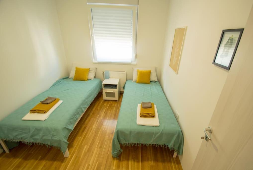 White Fields-Central 2-Bdrm Apartment With Parking Újvidék Kültér fotó