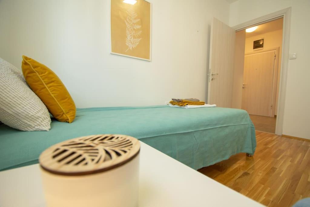 White Fields-Central 2-Bdrm Apartment With Parking Újvidék Kültér fotó