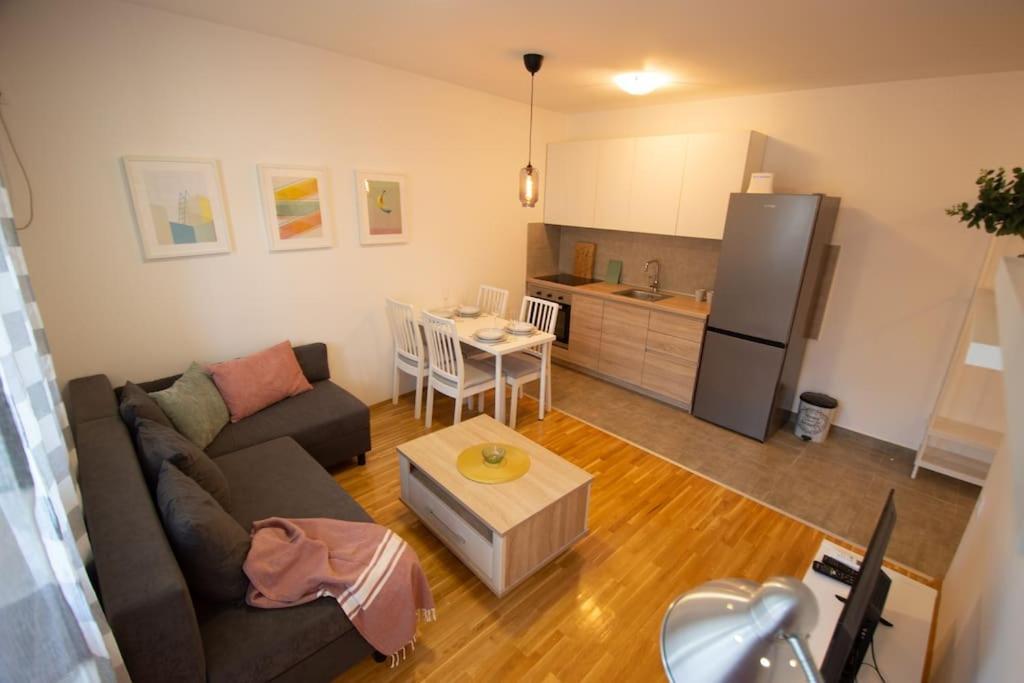 White Fields-Central 2-Bdrm Apartment With Parking Újvidék Kültér fotó