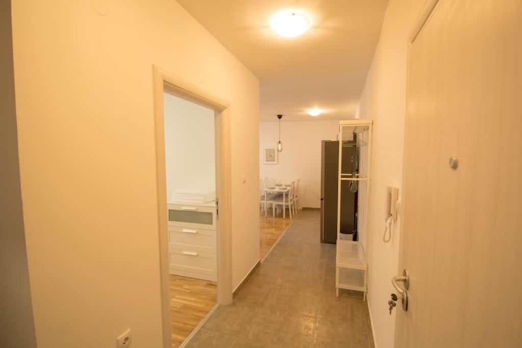 White Fields-Central 2-Bdrm Apartment With Parking Újvidék Kültér fotó