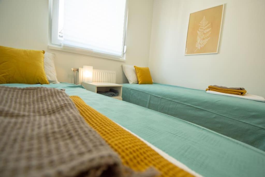 White Fields-Central 2-Bdrm Apartment With Parking Újvidék Kültér fotó
