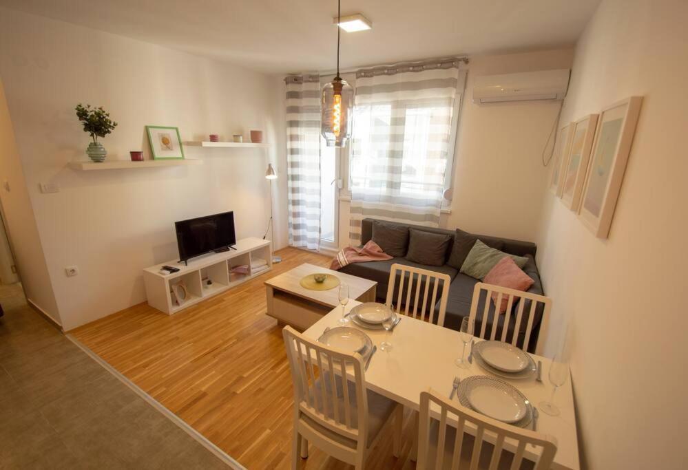 White Fields-Central 2-Bdrm Apartment With Parking Újvidék Kültér fotó